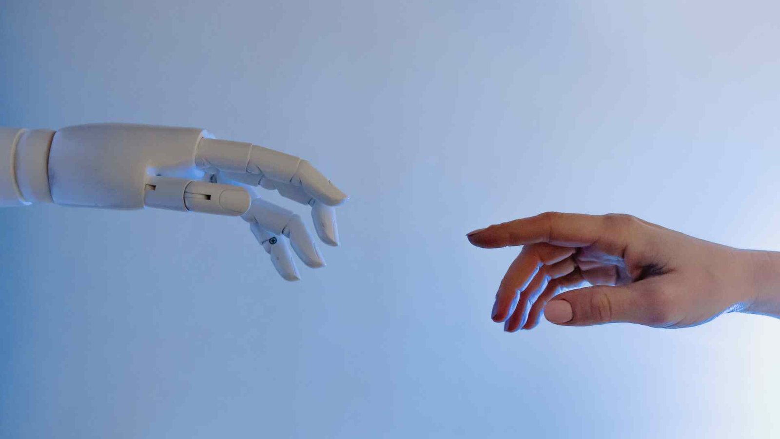 Team tecnico analizza KPI di produzione in reparto robotizzato