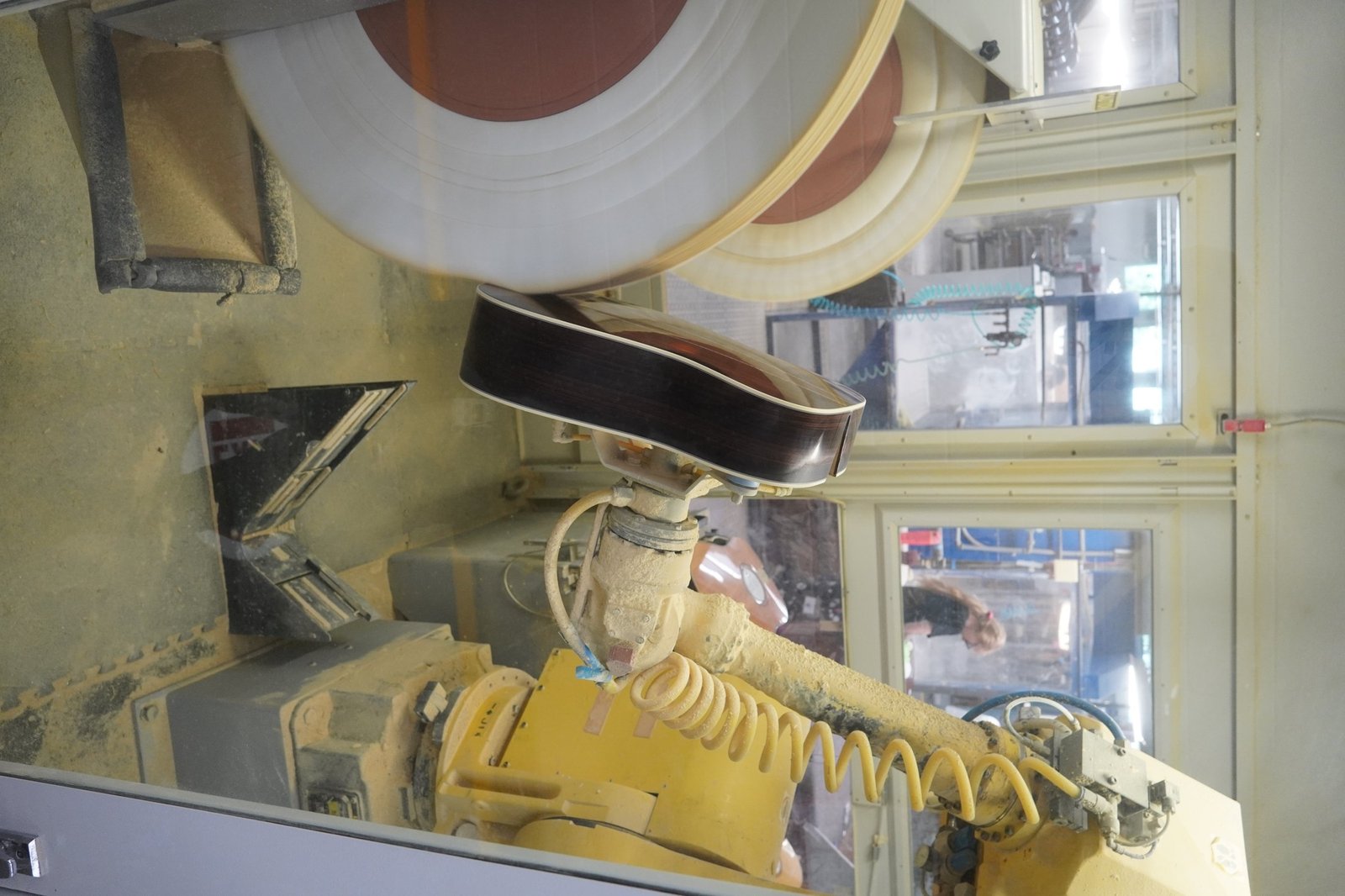 Braccio robotico impiegato in lavorazione industriale durante operazione di finitura