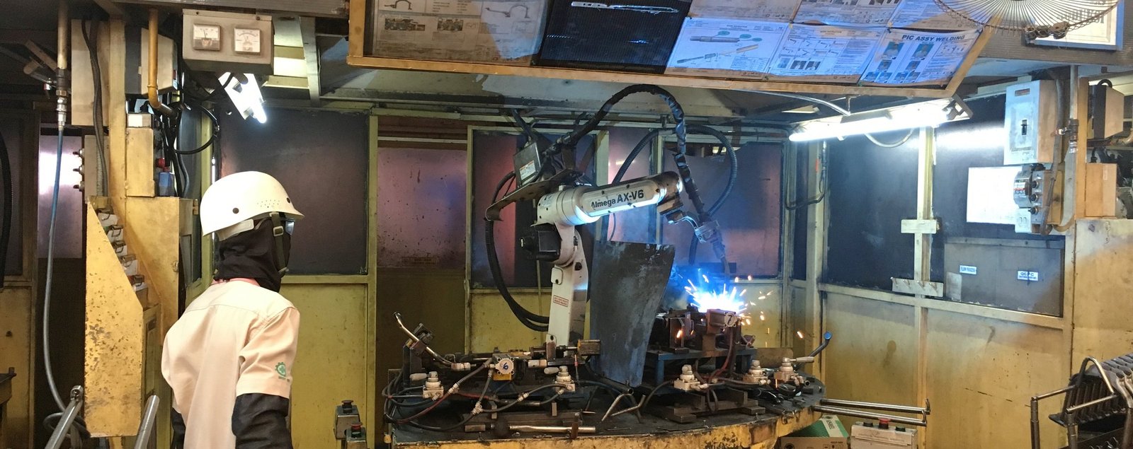 Impianto industriale con più robot di saldatura su linea automatizzata