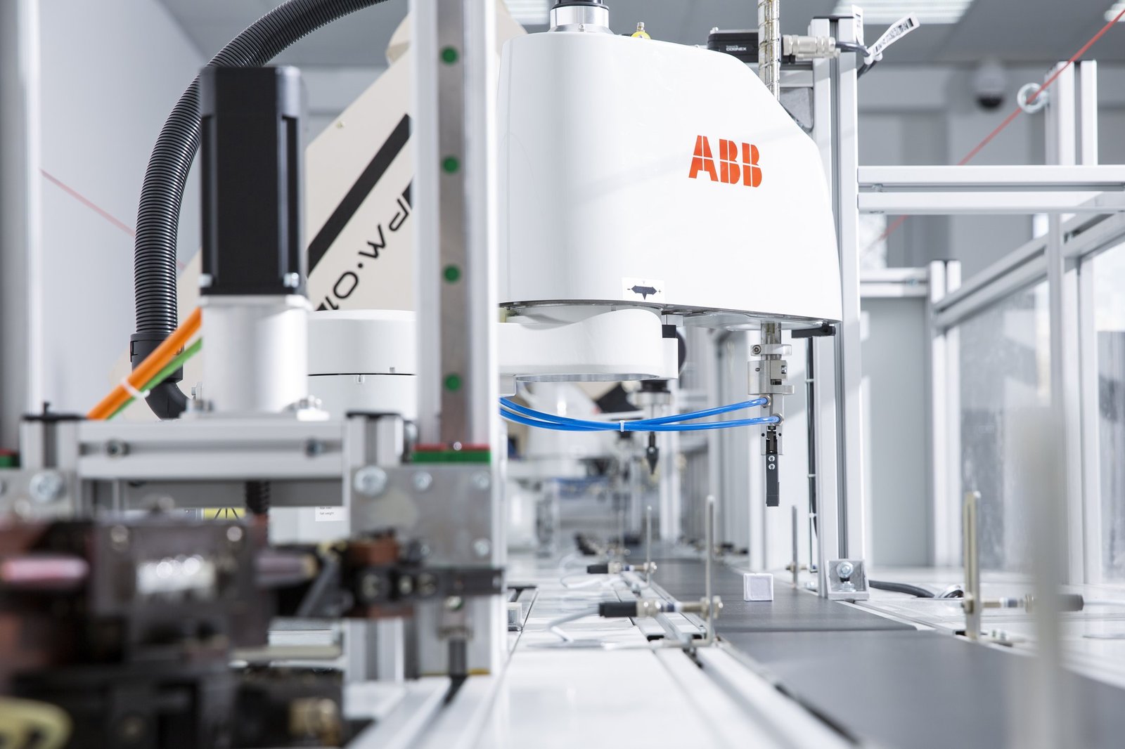 Cella robotica digitale con postazioni di automazione e controllo processo