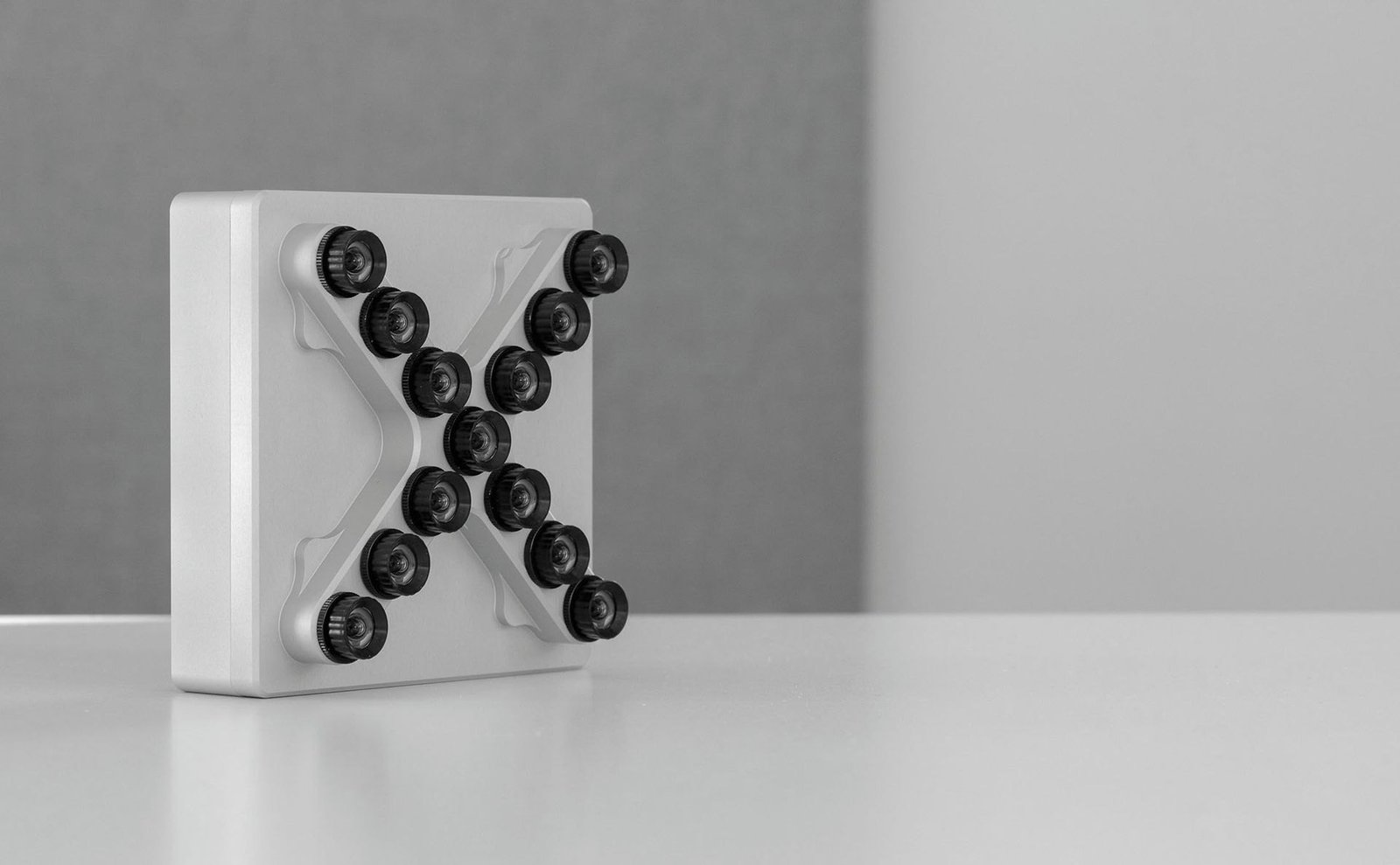 Scanner 3D industriale montato su braccio robotico in cella automatizzata