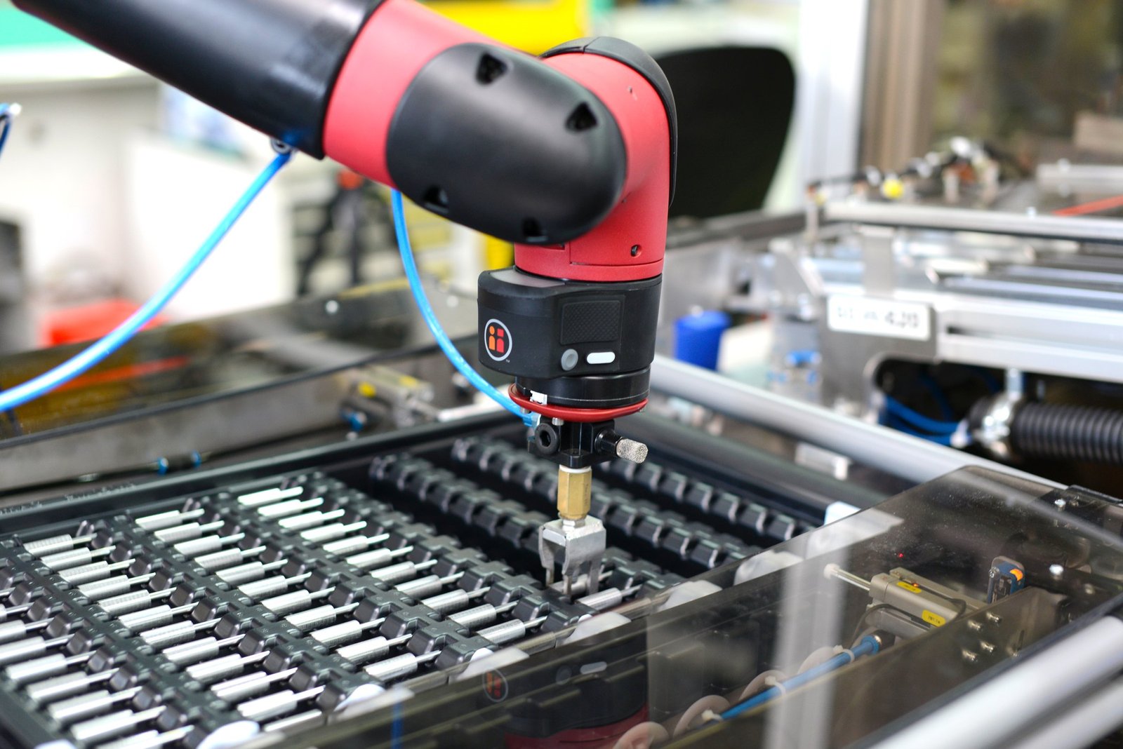 Cobot collaborativo in linea manifatturiera durante operazione ripetitiva