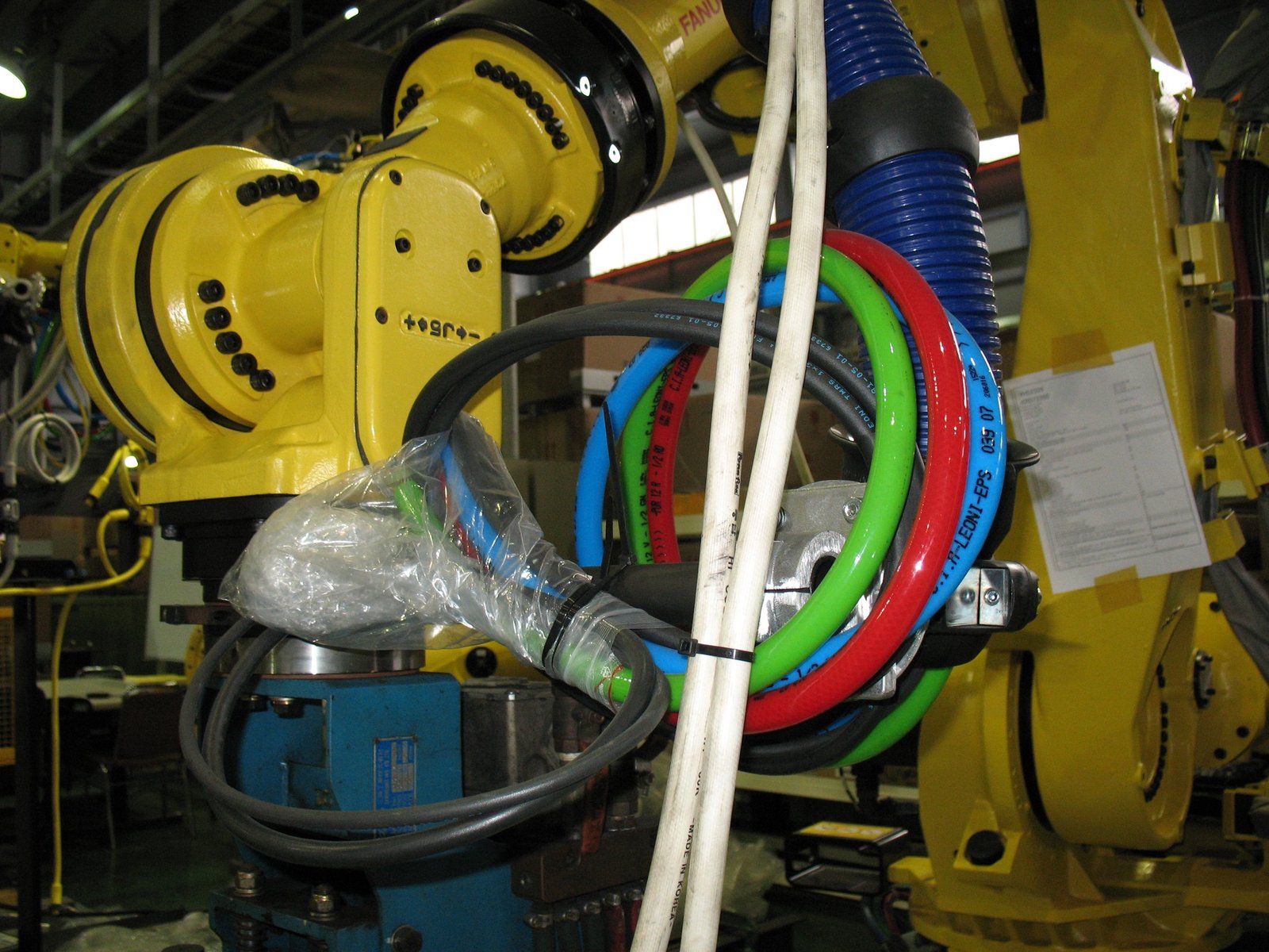 Braccio robotico industriale in una postazione automatizzata