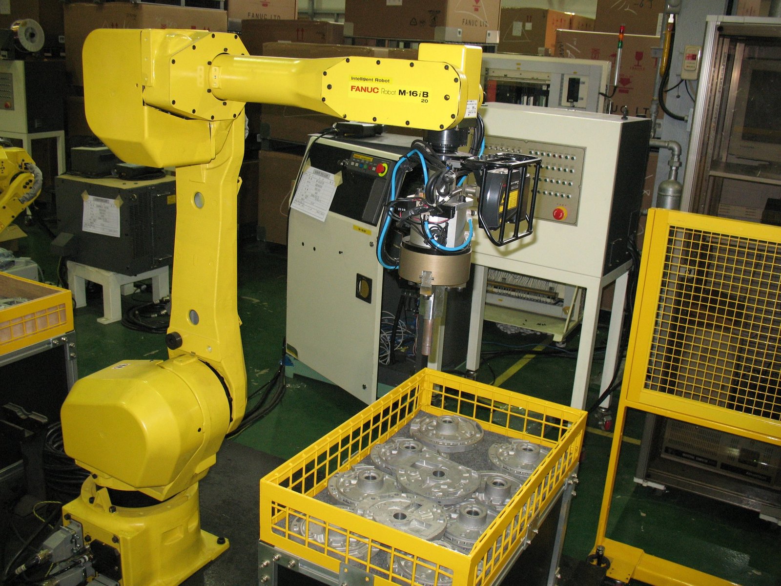 Isola robotica industriale con braccio articolato in attività