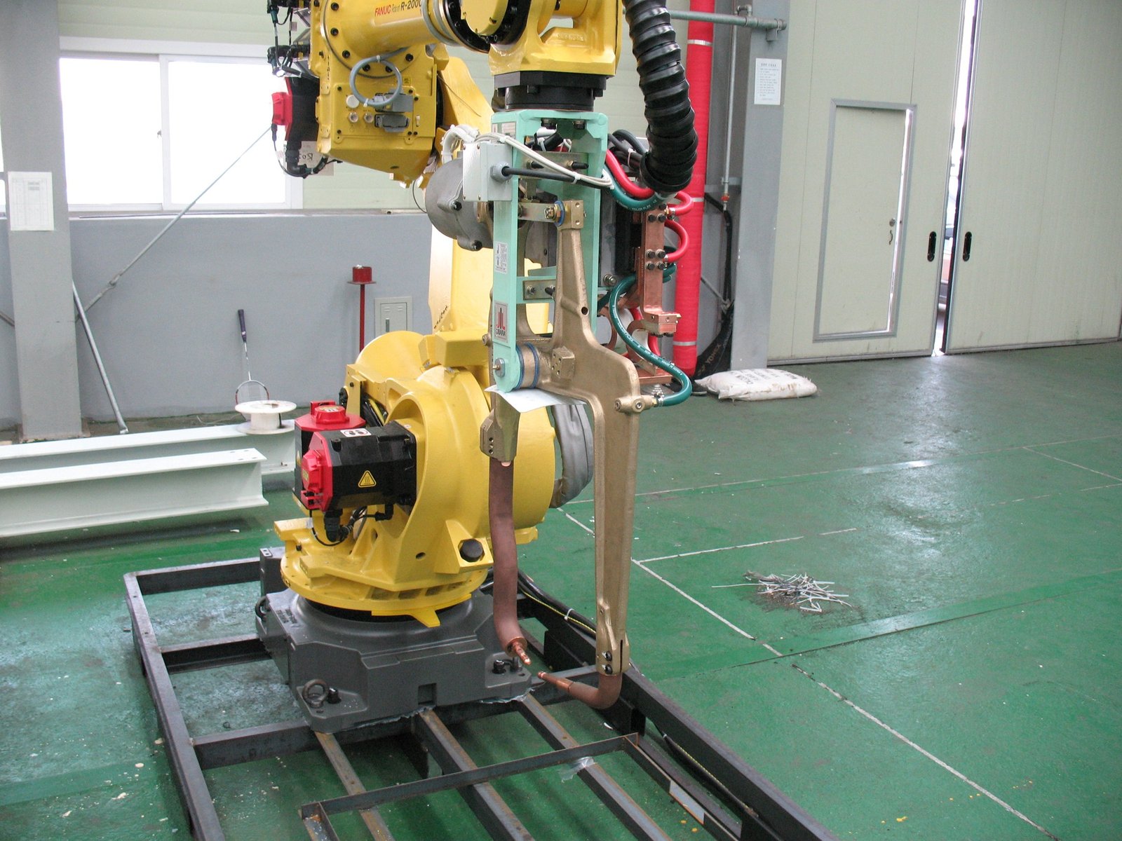 Robot industriale in postazione di produzione con attrezzature di linea