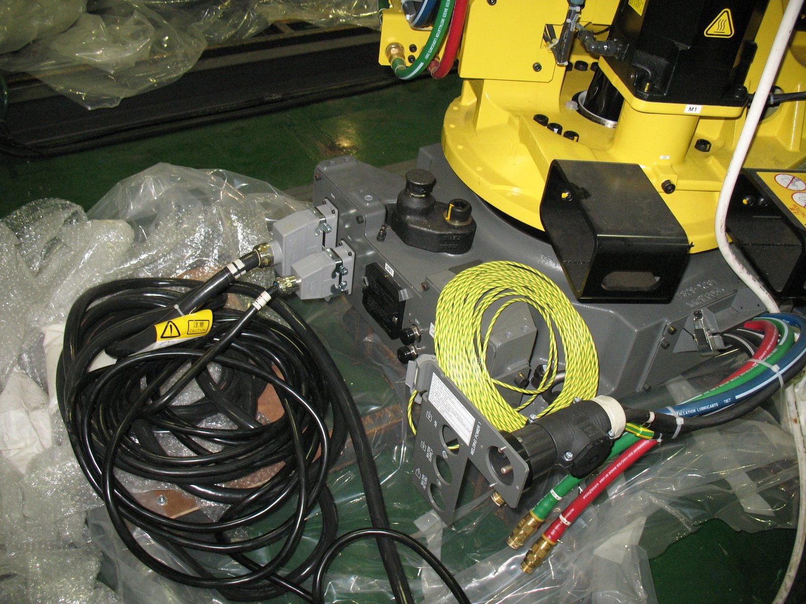 Postazione robotica con manipolatore in linea produttiva