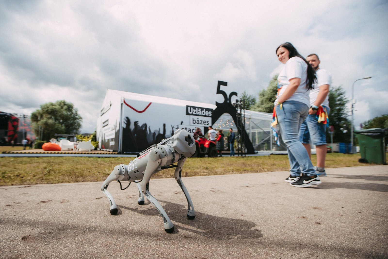 Robot quadrupede Unitree in area espositiva con pubblico tecnico