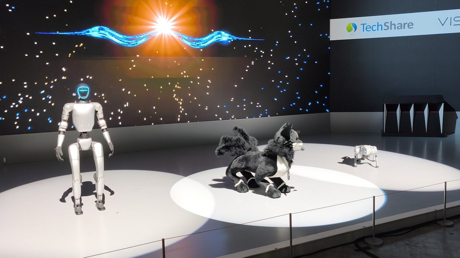 Robot Unitree durante test pubblico con osservatori tecnici