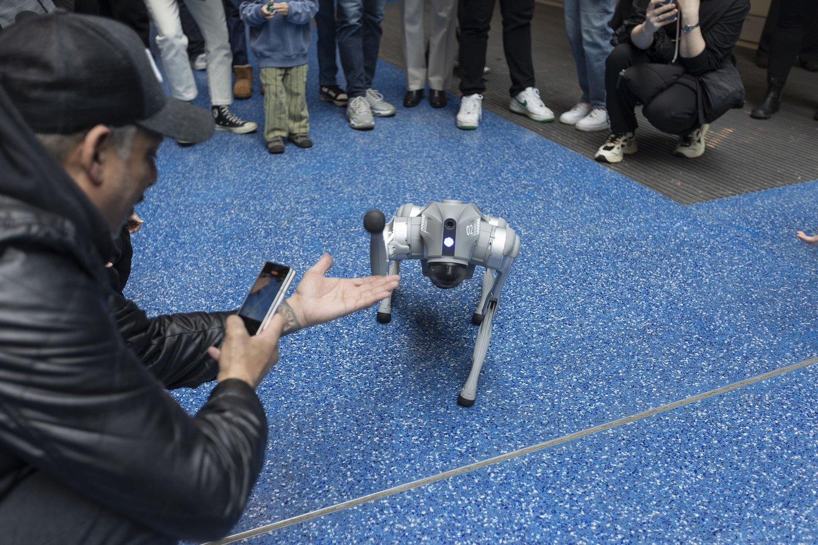 Robot Unitree in area espositiva con dimostrazione al pubblico