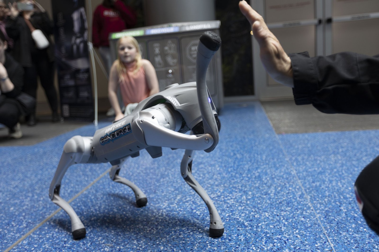 Robot industriale in ambiente produttivo con operatori