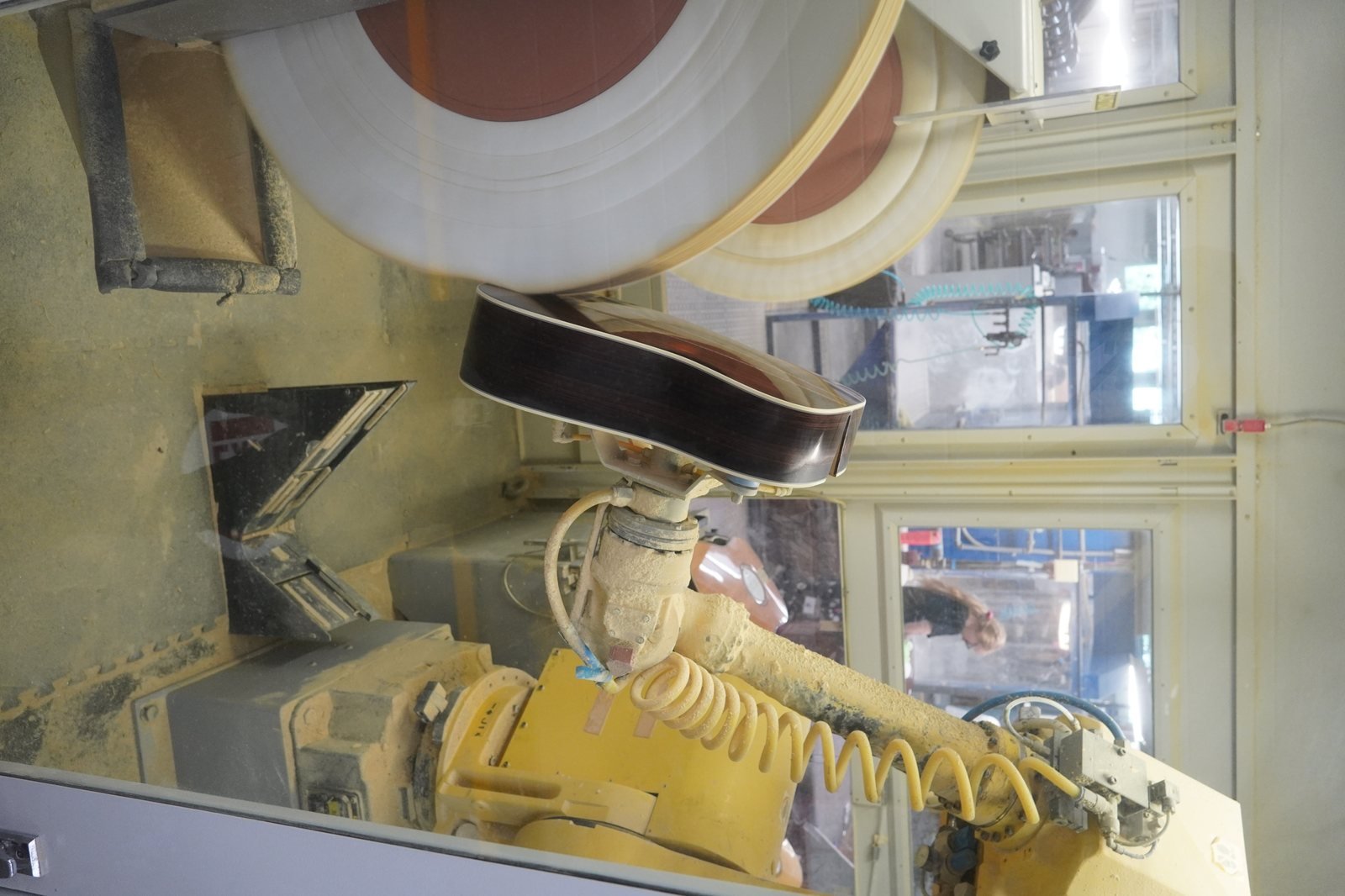 Braccio robotico industriale in un ambiente produttivo