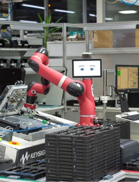Cobot collaborativo in un ambiente tecnico di test ed elettronica con attrezzature di misura