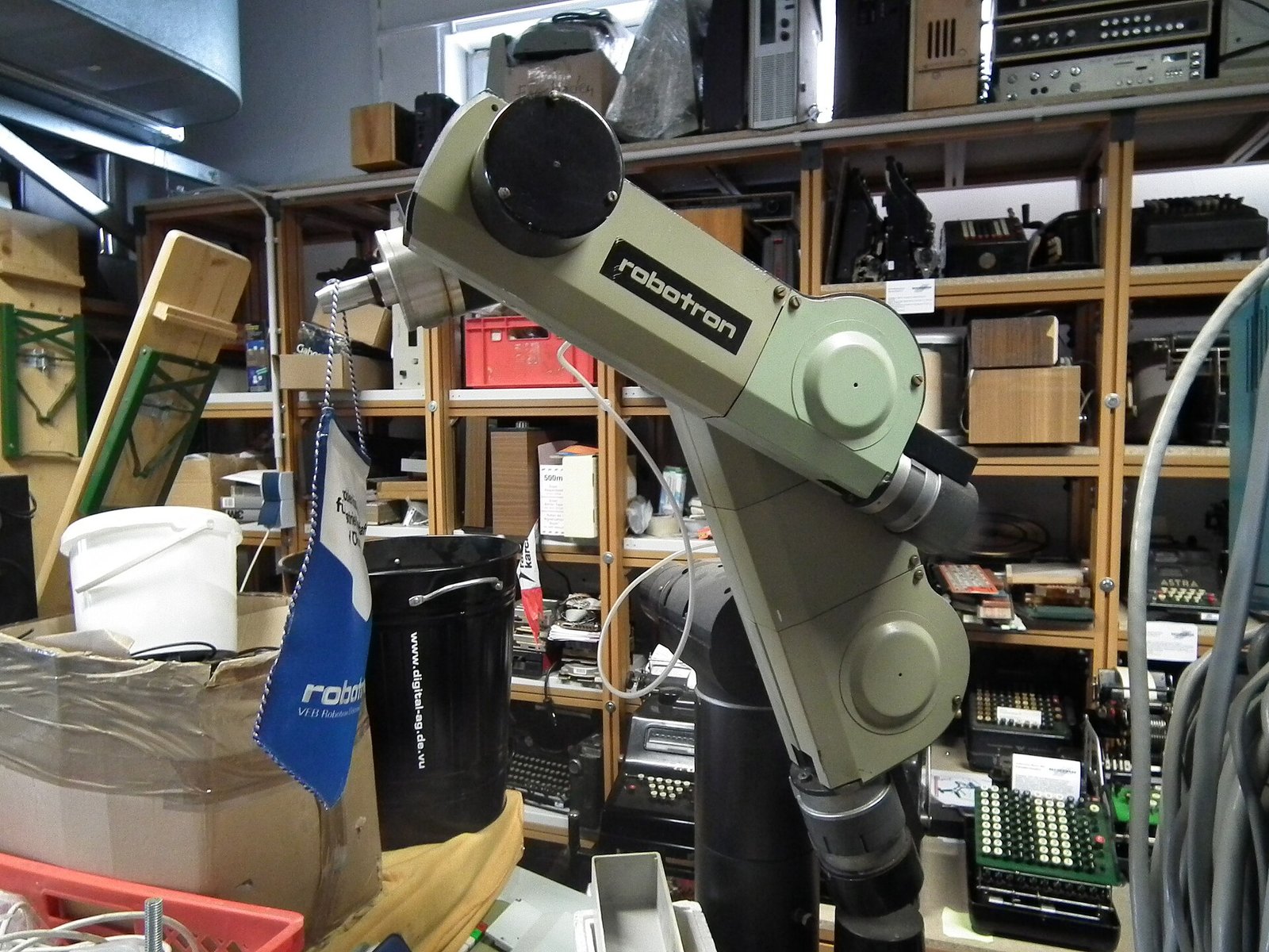 Braccio robotico industriale in spazio di lavoro per test e riconfigurazione