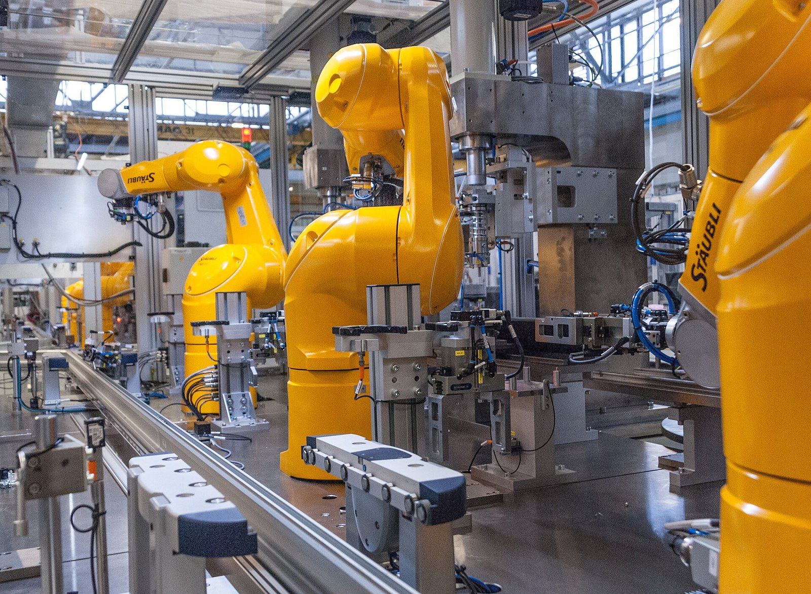 Linea con più robot industriali per produzione flessibile e cambi formato