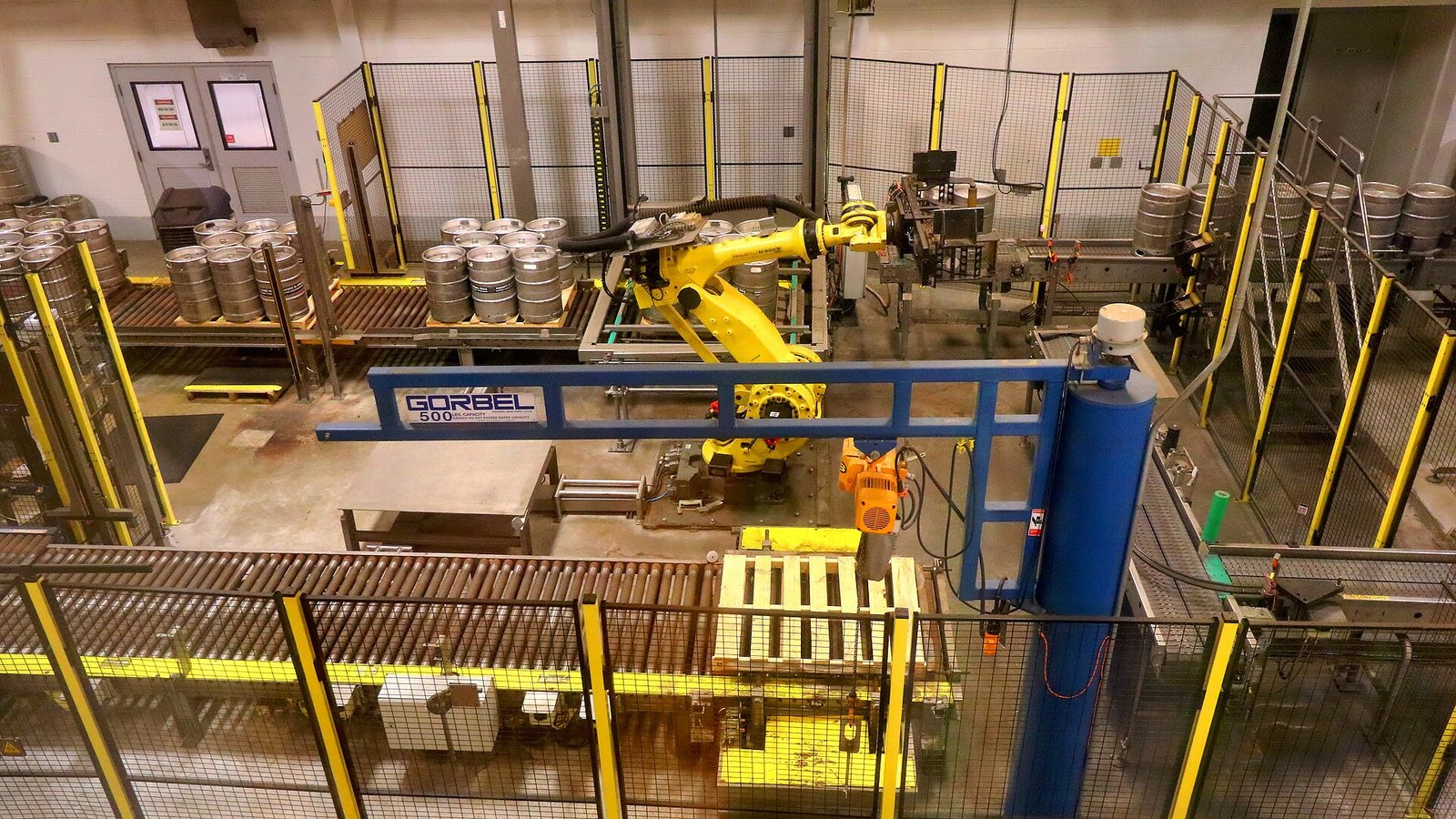 Linea automatizzata con robot per movimentazione fusti e pallet