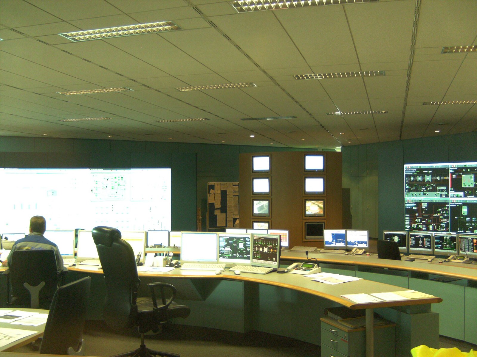 Sala controllo impianto industriale per monitoraggio e manutenzione