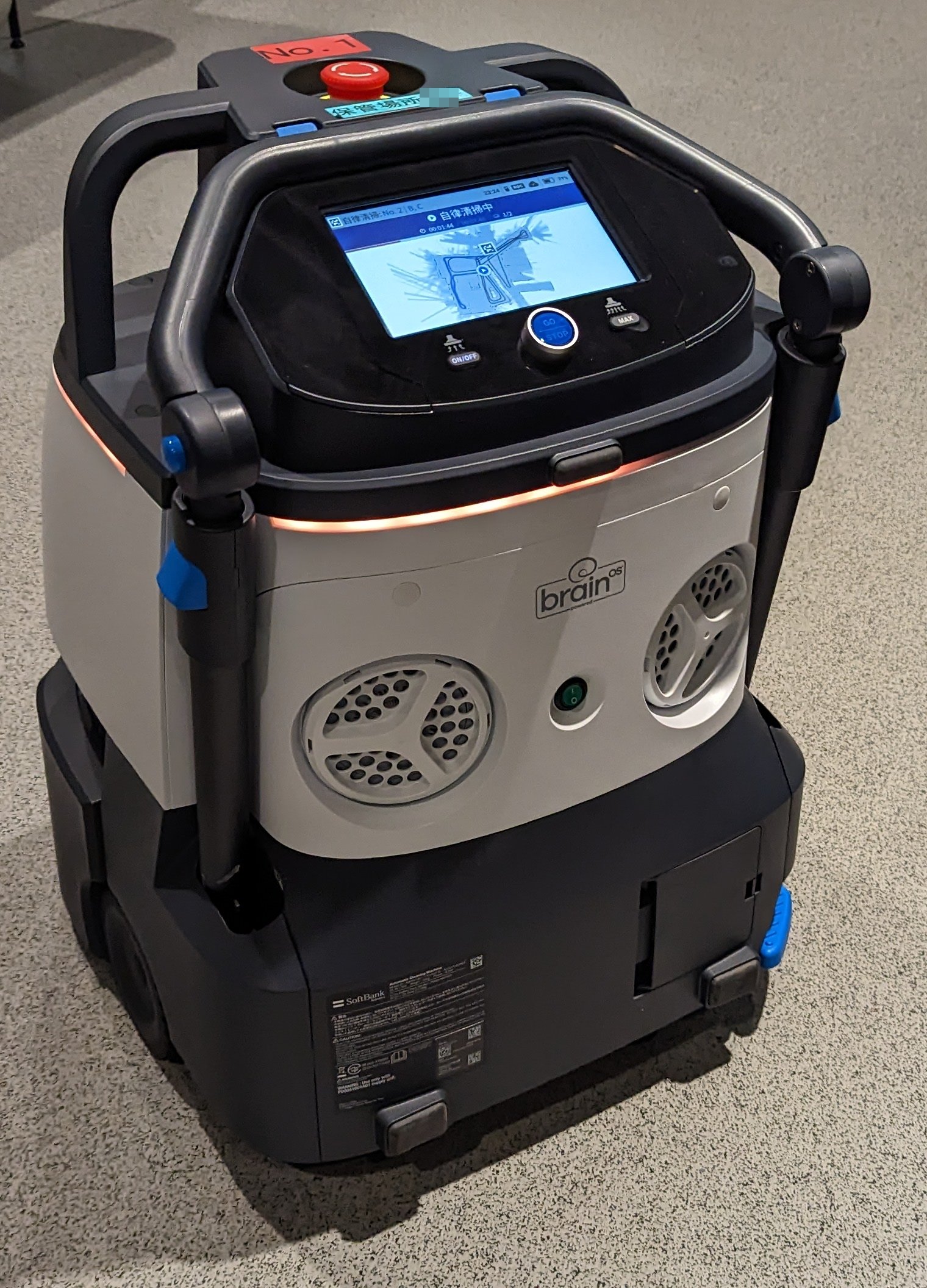 Robot BrainOS powered per pulizia autonoma in ambiente commerciale