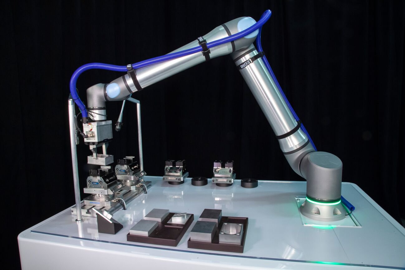 Operatore che programma un cobot Universal Robots per applicazione di machine tending e pallettizzazione