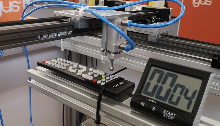 Sistema automatico che testa pulsanti di un telecomando per controllo qualità ripetibile