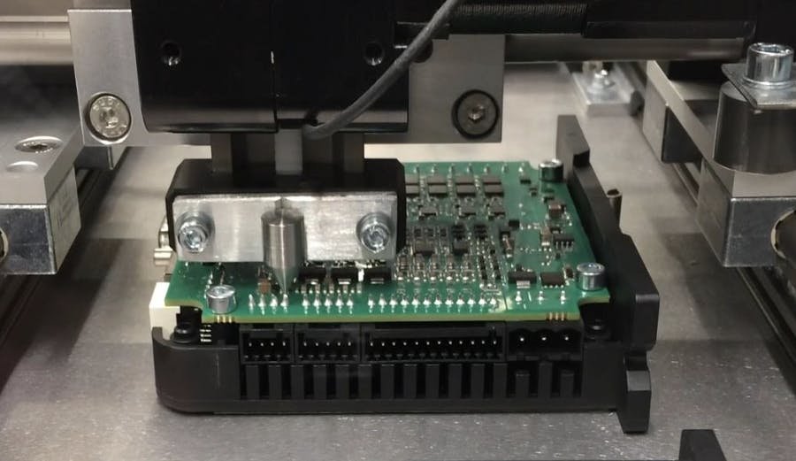 Stazione di test automatizzato per scheda elettronica in controllo qualità industriale