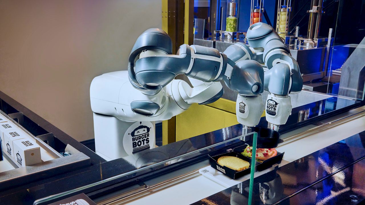 Robot ABB YuMi che completa l'assemblaggio di un burger in una cella BurgerBots