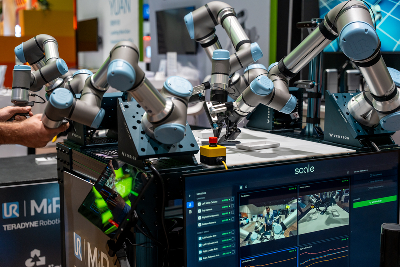 Setup Universal Robots con più cobot e monitor Scale per training AI