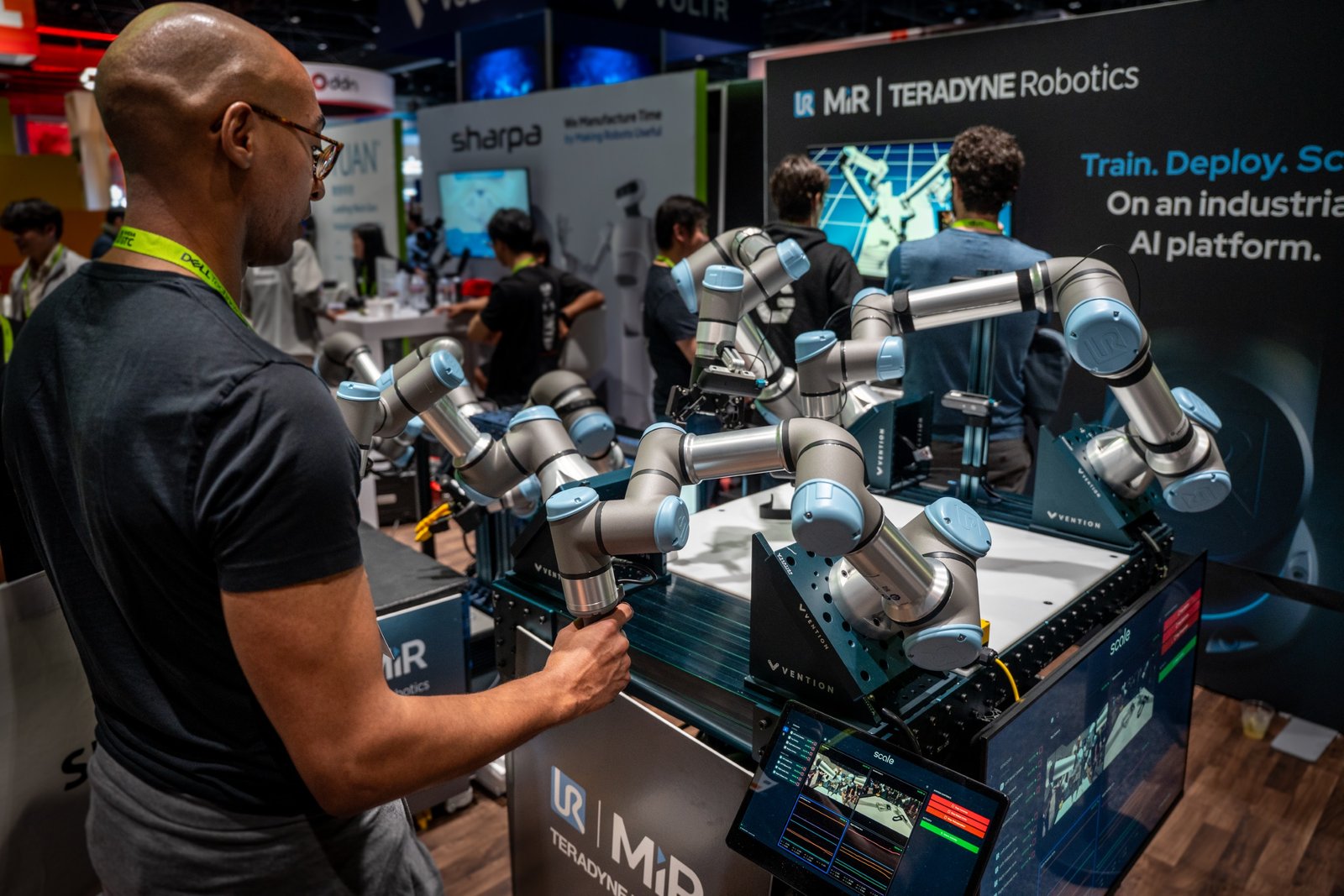 Operatore che guida un sistema Universal Robots per demo di AI Trainer e teleoperation