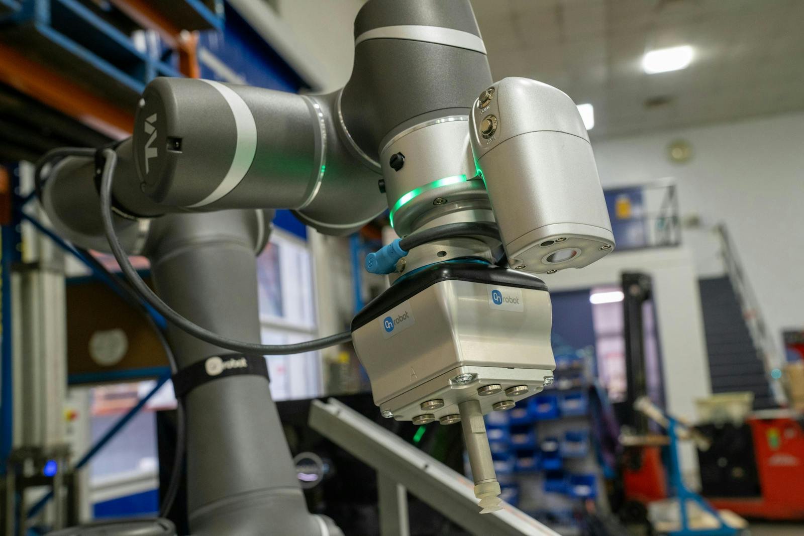 Cobot con sistema di cambio utensile rapido OnRobot in ambiente industriale