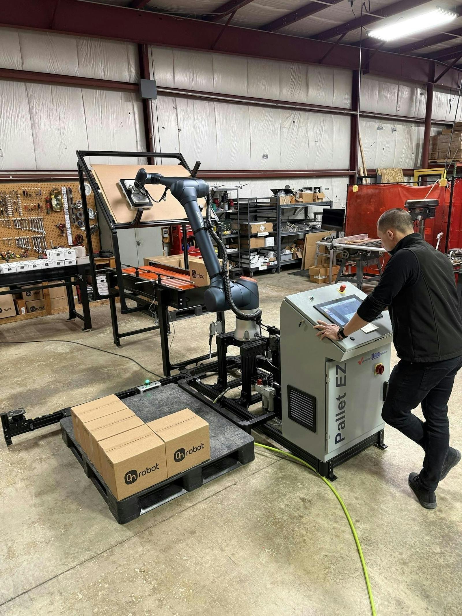 Sistema cobot compatto per palletizing con interfaccia touch in officina