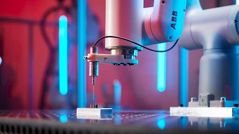 Cobot ABB impegnato in un'operazione di dispensing ad alta precisione