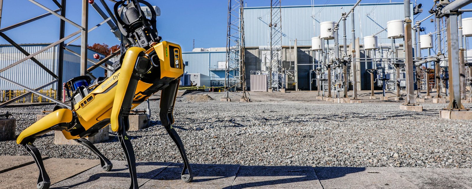Robot Spot con termocamera in sottostazione elettrica per ispezione infrastrutture