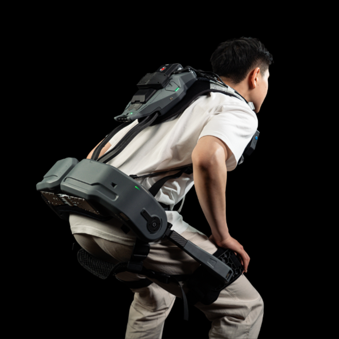 Operatore con esoscheletro durante attivita di sollevamento e supporto ergonomico