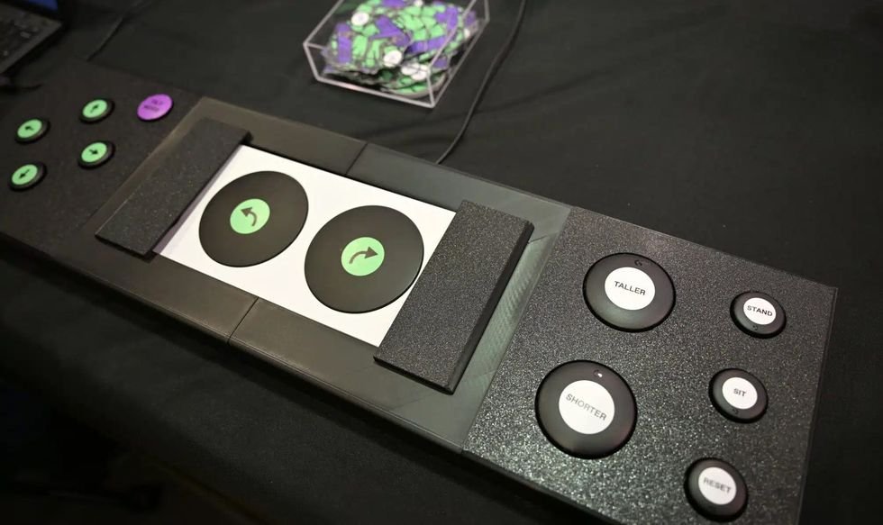 Controller accessibile con pulsanti grandi per guidare un robot quadrupede in pubblico