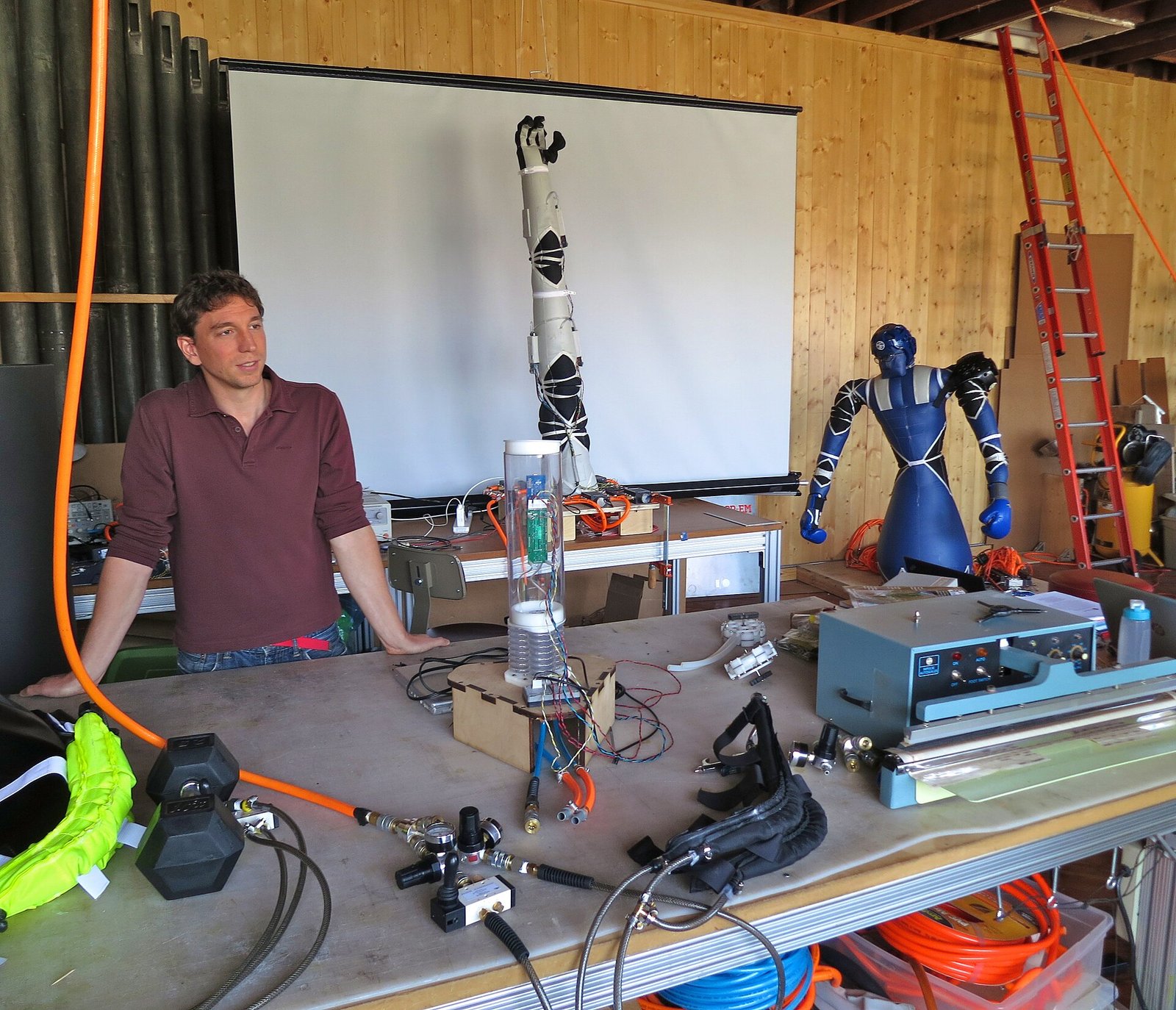 Soft robots e bracci bionici in dimostrazione, immagine usata per raccontare l’evoluzione degli attuatori verso sistemi più conformabili