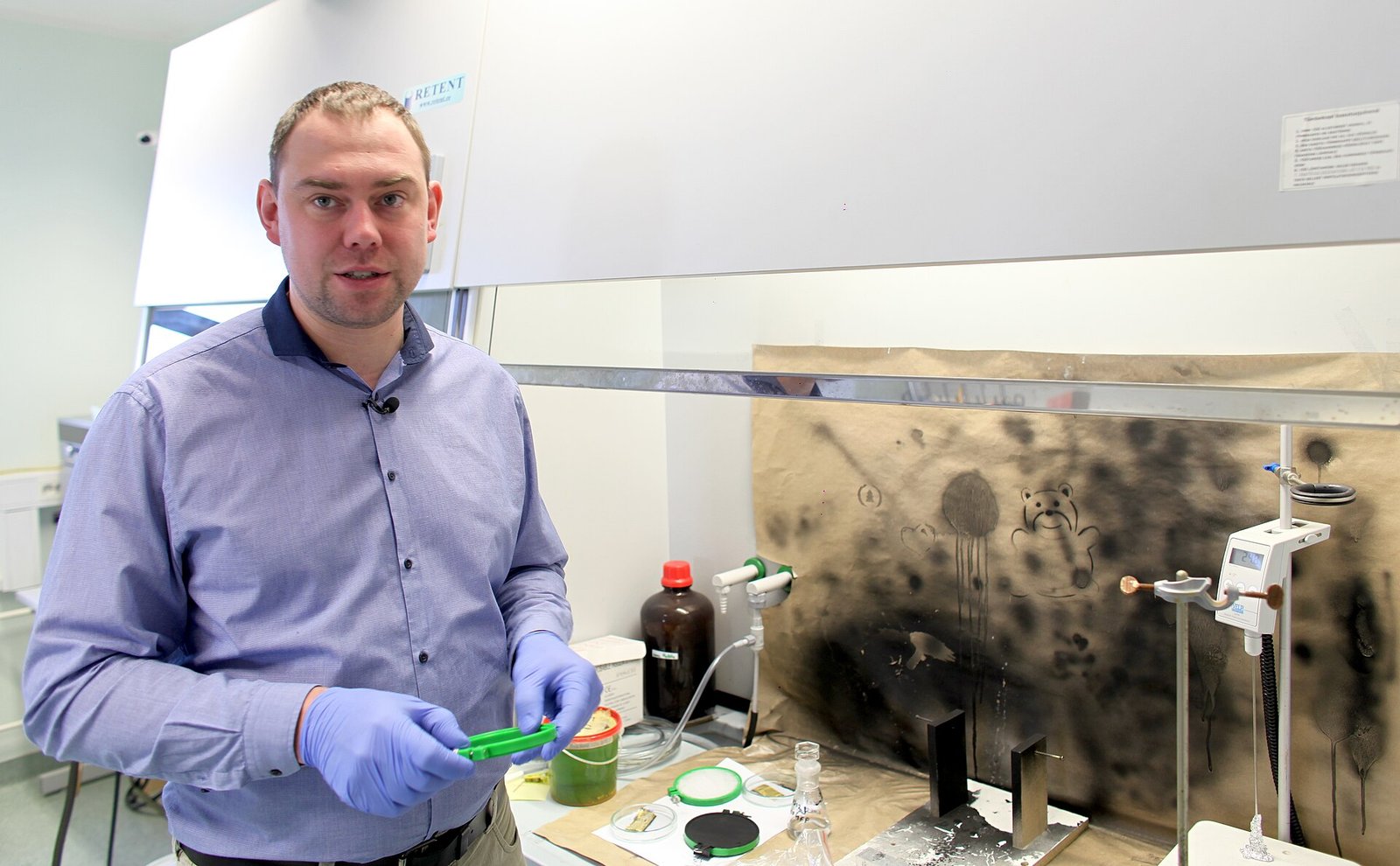 Ricercatore in laboratorio con struttura usata per produrre fibre muscolari robotiche su supporto tessile