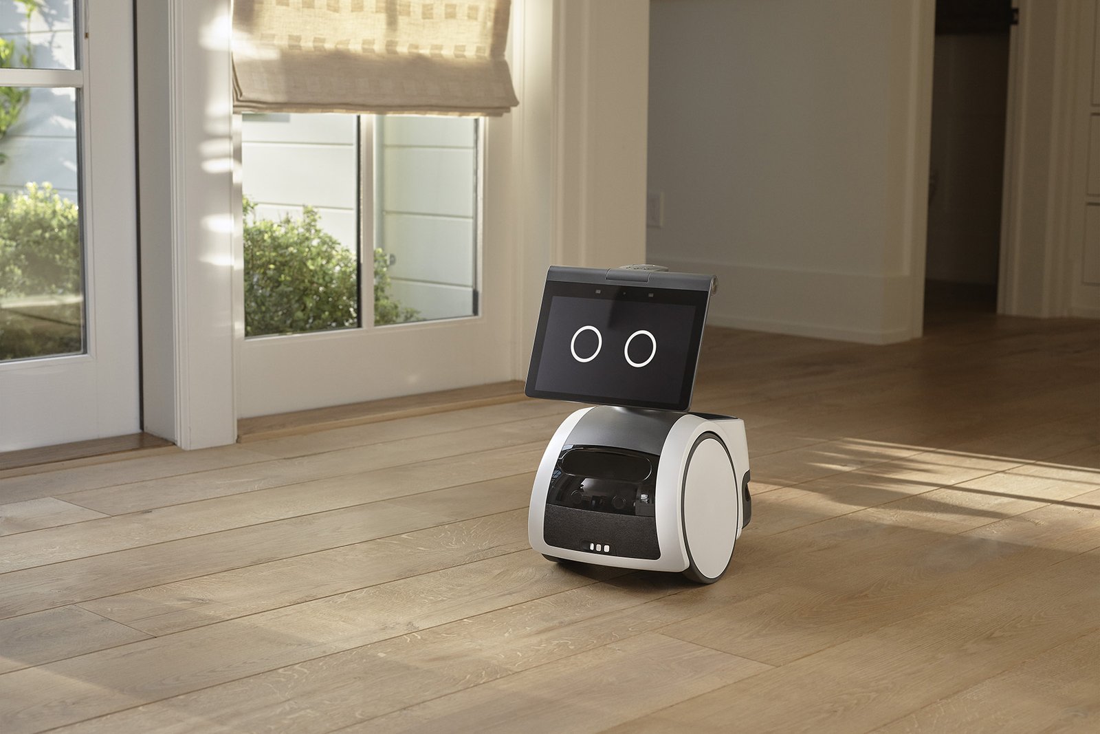 Amazon Astro robot domestico con display in ambiente casa