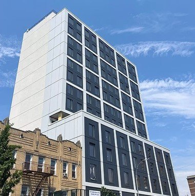 Edificio con pannelli di facciata prefabbricati bianchi e grigi su struttura urbana