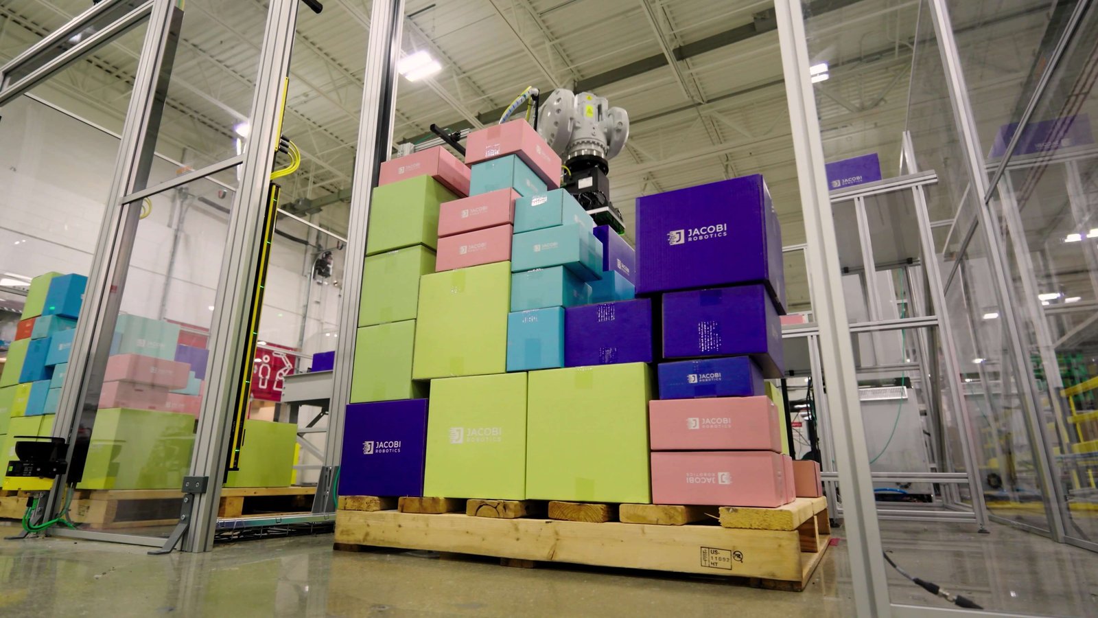 Pallet mixed-case con cartoni di dimensioni diverse brandizzati Jacobi Robotics in ambiente industriale