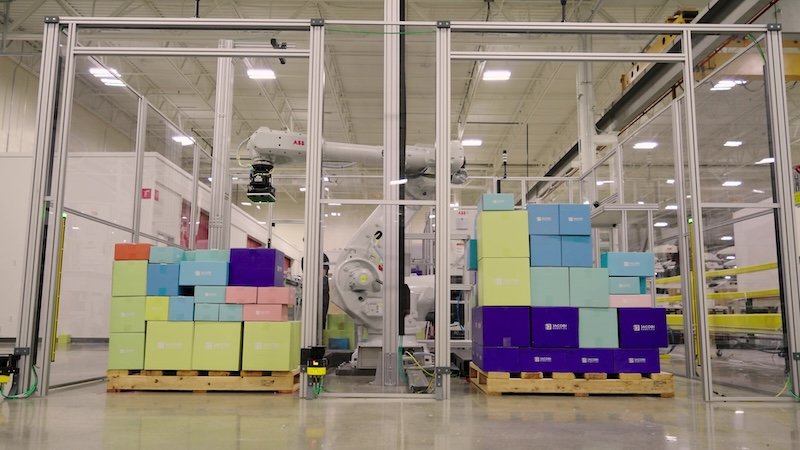 Robot ABB in una cella Jacobi mentre compone due pallet mixed-case