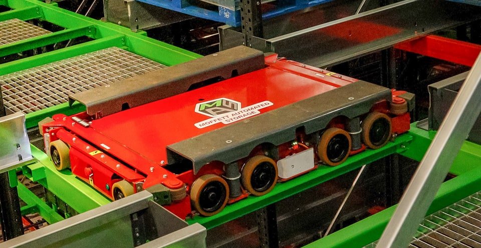 Pallet shuttle automatizzato rosso all'interno di un sistema di stoccaggio industriale