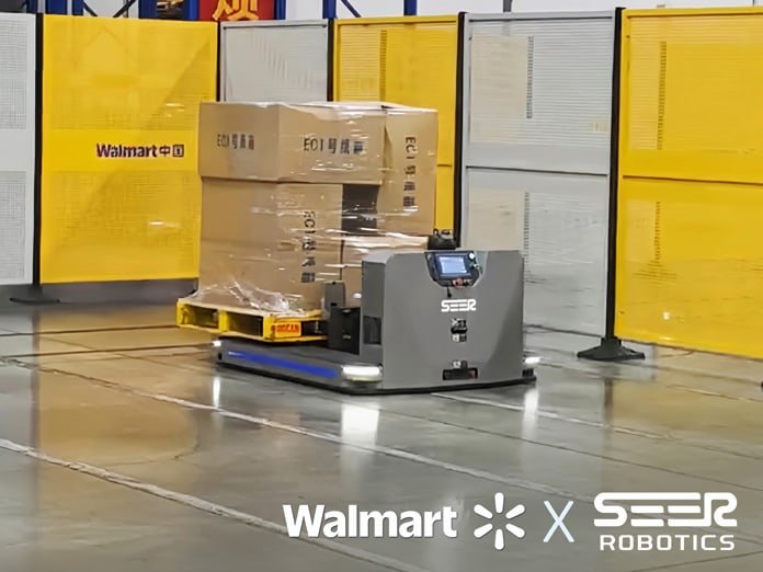 AMR che trasporta un pallet in un magazzino retail con corsie di sicurezza