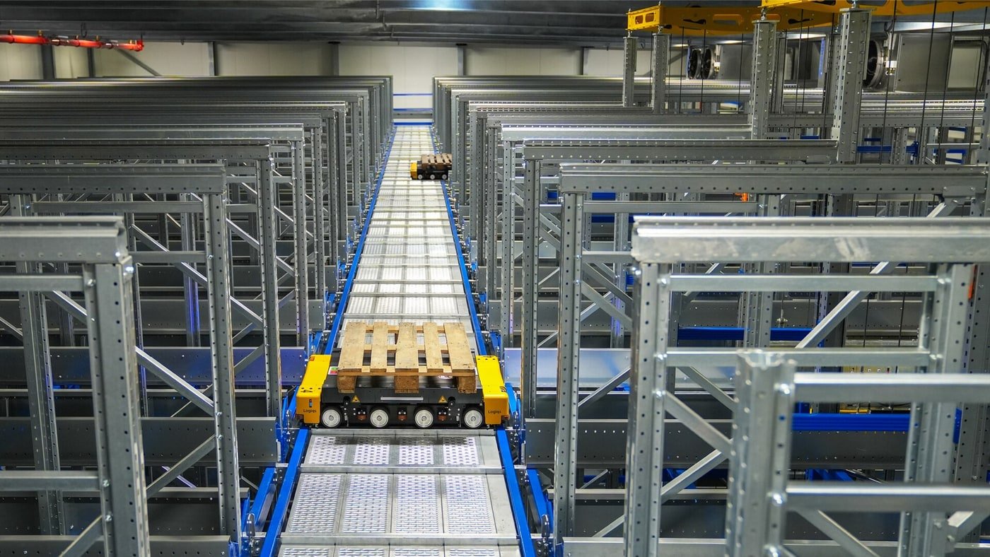 Sistema di stoccaggio automatico con pallet shuttle tra scaffalature alte