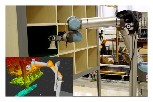 Cobot con sensore 3D davanti a scaffalature di magazzino in ambiente di ricerca applicata