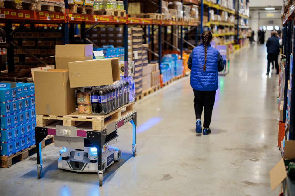 Robot Locus Vector con pallet in un centro logistico