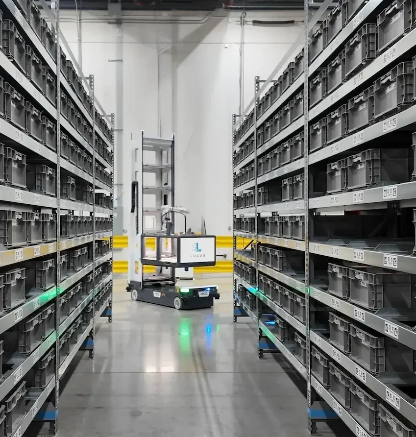 Vista ravvicinata di un robot Locus Array in corsia di magazzino