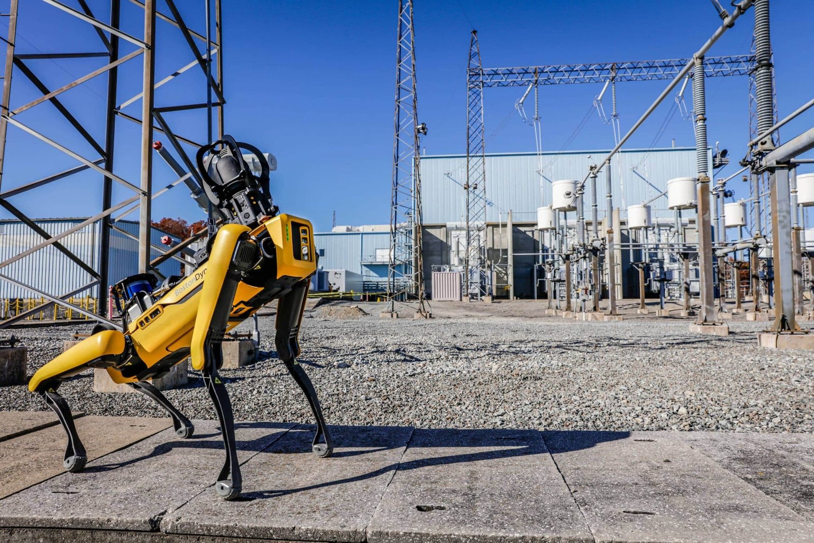 Robot Spot di Boston Dynamics impegnato in ispezioni in una sottostazione elettrica