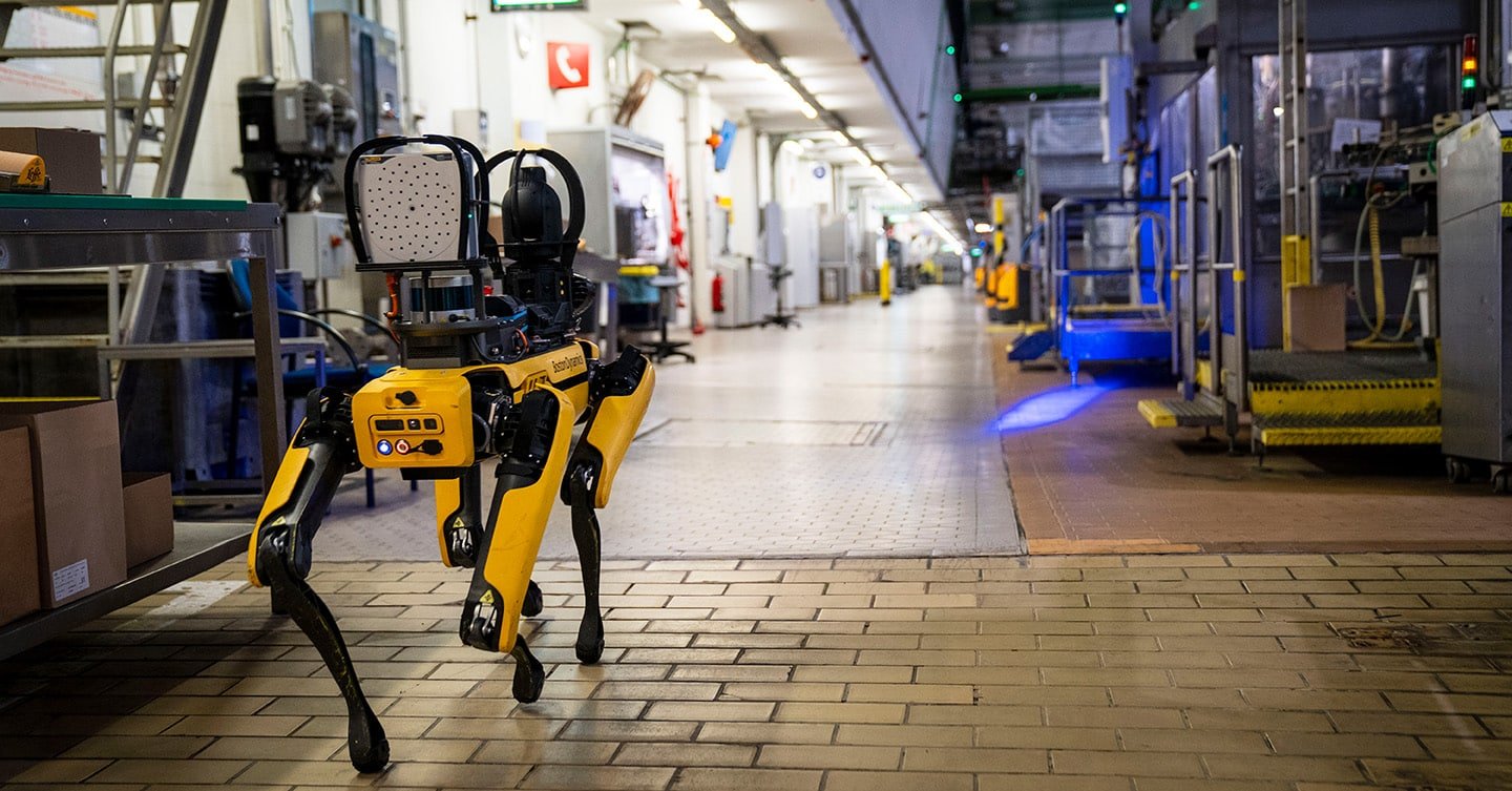 Robot quadrupede Spot in un corridoio industriale durante un'ispezione