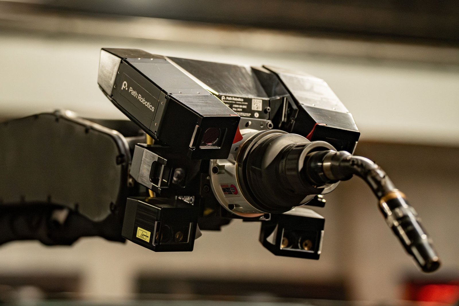 Testa di saldatura Path Robotics con sensori e telecamere integrate per la percezione del giunto