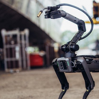 Dettaglio laterale del robot quadrupede Path Robotics Rove con braccio di saldatura