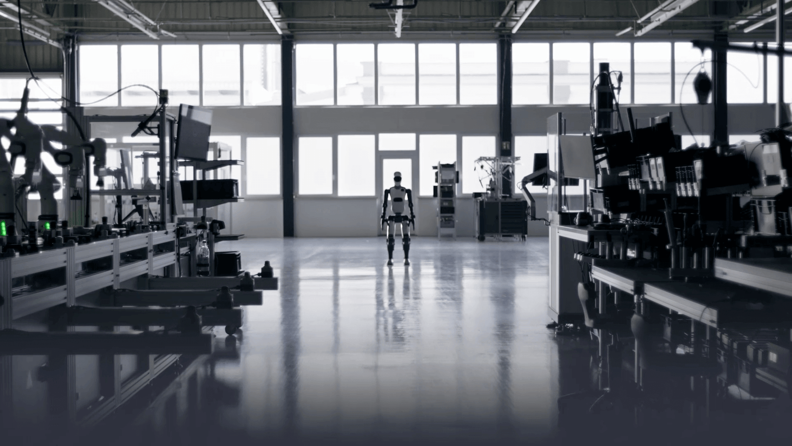 Robot umanoide Agile ONE al centro di un ambiente industriale